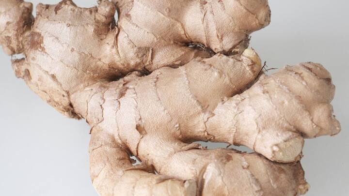 ঋতু পরিবর্তনের সময় ঠান্ডা লেগে অনেকেরই গলা খুসখুস করে। কাশি হয়। প্রায় অধিকাংশ ক্ষেত্রেই আদার টুকরো মুখে নেয় সকলে।