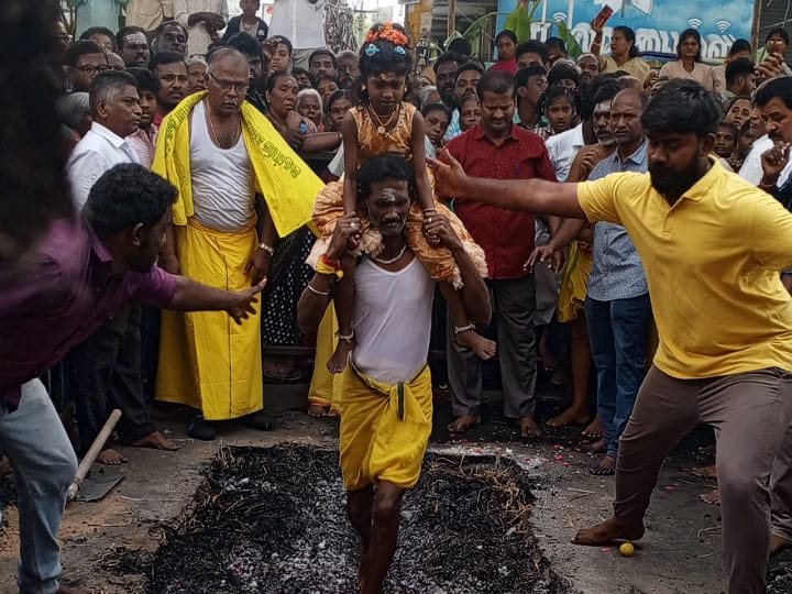 கரூர் அன்ன காமாட்சி அம்மன் ஆலய மாசித் திருவிழா; பூக்குழி இறங்கிய பக்தர்கள்