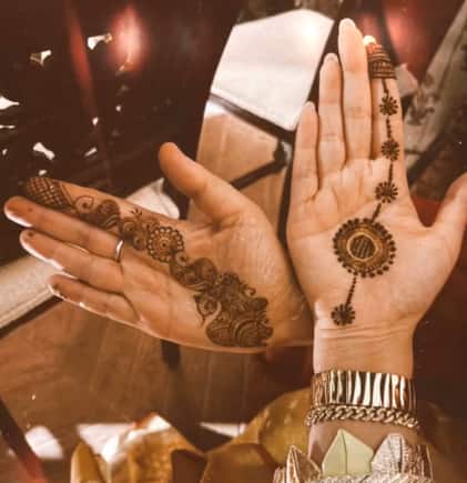 रिद्धिमा ने फोटोज शेयर की हैं. इस फोटो में रिद्धिमा मेहंदी लगे हाथ फ्लॉन्ट करती दिख रही हैं. उन्होंने बहुत मिनिमल मेहंदी लगाई है.
