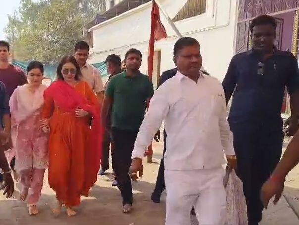 सचिन तेंडुलकरच्या कुटुंबीयांनी कोल्हापूरमधील नृसिंहवाडीत दत्त महाराजांचे दर्शन घेतलं.