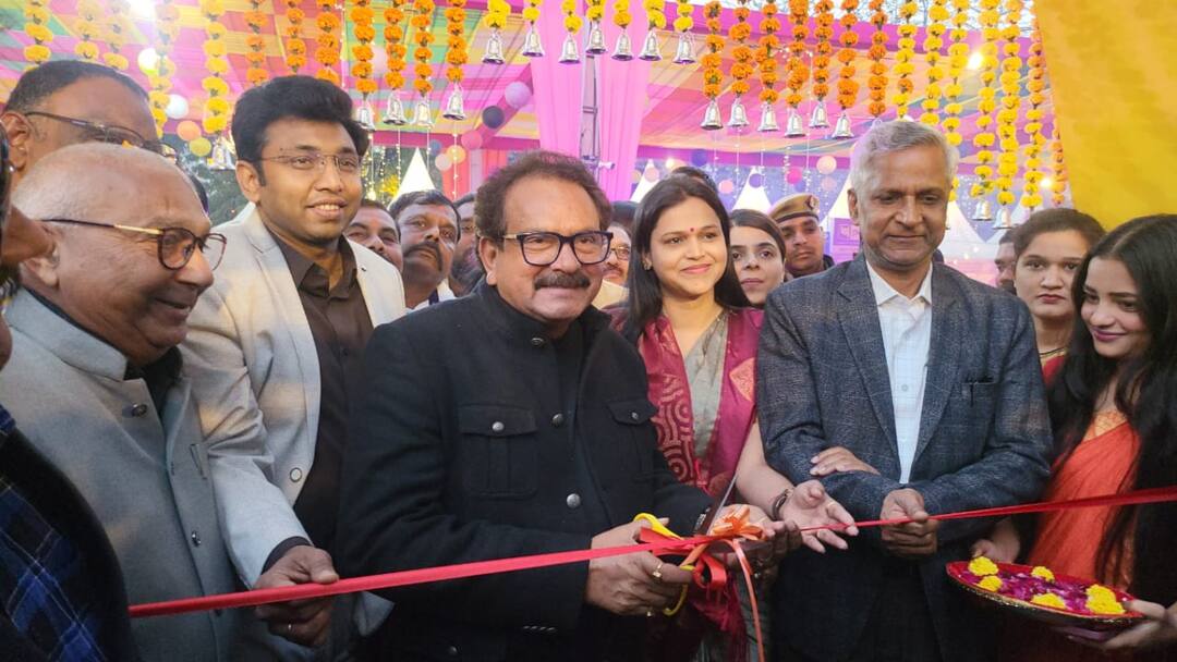 Taj Mahotsav 2025: ताजमहल के साये में ताज महोत्सव का भव्य आगाज, एक ही परिसर में दिखेगी पूरे भारत की झलक Taj Mahotsav 2025 Grand inauguration in Agra on Maha Kumbh 2025 theme S P Singh Baghel ann Taj Mahotsav 2025: ताजमहल के साये में ताज महोत्सव का भव्य आगाज, एक ही परिसर में दिखेगी पूरे भारत की झलक