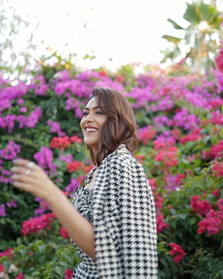 मृणालने काळ्या आणि पांढऱ्या रंगाचा को-ऑर्ड सेट (Black An White co – ord set)परिधान केला आहे.