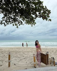 Look: ફ્લૉરલ બિકીનીમાં બીચ પર મૌની રૉયની નખરાંળી અદાઓ, ફિગર જોઇ ફેન્સ થયા પાણી-પાણી