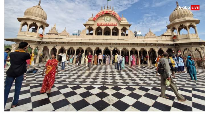 मथुरा के बरसाने में राधा रानी मन्दिर प्रसिद्ध धार्मिक स्थल है. बरसाने के बीचों-बीच एक पहाड़ी है, स्थित इस मंदिर को बरसाने की लाड़ली जी का मंदिर’ और ‘राधारानी महल’ भी कहा जाता है.