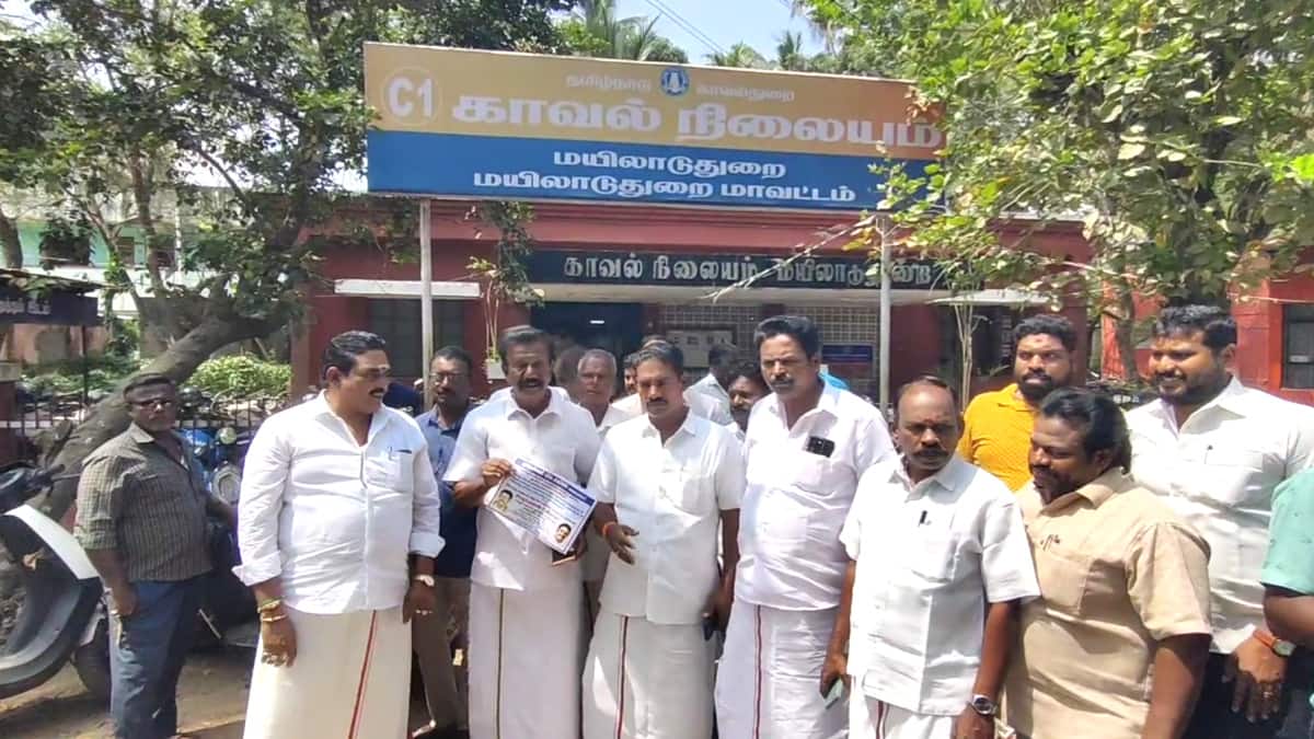 மயிலாடுதுறையில் பரபரப்பு.. மும்மொழி கொள்கைக்கு ஆதரவாக ஒட்டப்பட்ட போஸ்டர்கள்... கிழித்தெறிந்த மர்ம நபர்கள்