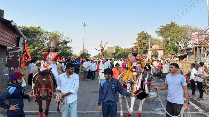 ‘जय शिवाजी जय भारत’ पदयात्रेत पन्हाळ गडावर तीन हजार विद्यार्थी, नागरिक, शासकीय अधिकारी आणि कर्मचारी यांनी हजेरी लावली. यानंतर झालेल्या कार्यक्रमाची सुरुवात दीप प्रज्वलित करून झाली.