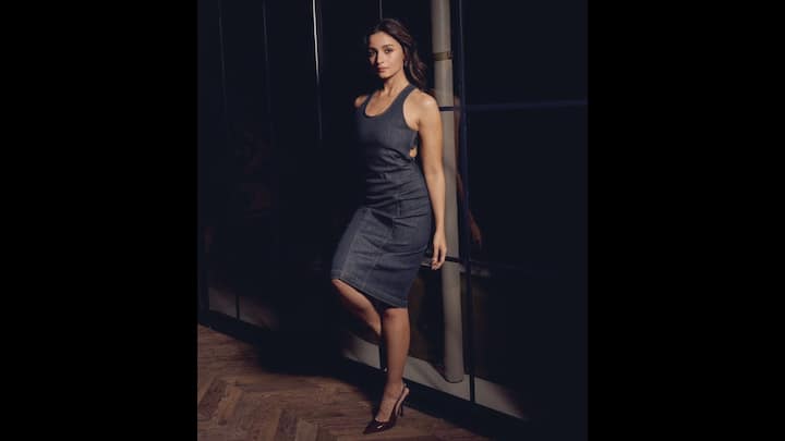 3. Alia Bhatt: Alia Bhatt left the style in a bodycon denim dress. The dress featured a scoop neckline, stunning backless designs and criscross straps, which added the alire to the outfit. She enhanced her look with minimal silver jewelery which was a balanced elegance with sophistication. (Image Source: Twitter/@softilia)