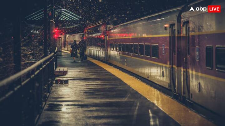 भारतीय रेलवे की तरफ से हर दिन करीब 13 हजार से अधिक ट्रेनों का संचालन किया जाता है. इन ट्रेनों के जरिए हर दिन करोड़ों यात्री अपना सफर पूरा करते हैं. ट्रेनों में यात्रियों के लिए कई तरह की सुविधाएं मौजूद होती हैं, जिसके कारण बिजली की खपत भी होती है.