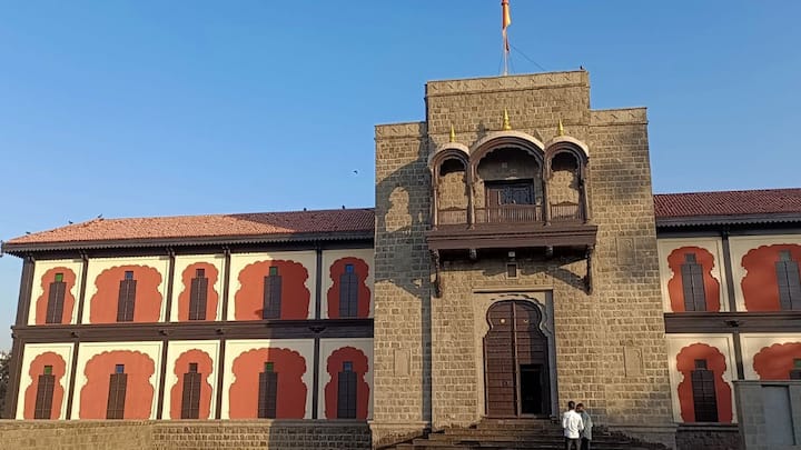 शिवसृष्टीच्या या दुसऱ्या टप्प्यात फिरते सभागृह हे मुख्य आकर्षण असणार आहे. 360 अंशांमध्ये हे सभागृह प्रेक्षकांना घेऊन फिरत राहणार असून ३६ मिनिटांचा शो या फिरत्या सभागृहात दाखवण्यात येणार आहे .