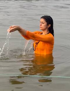 निमरत कौर ने संगम में लगाई डुबकी, गले में रुद्राक्ष की माला और भगवा सूट में तस्वीरें आईं सामने