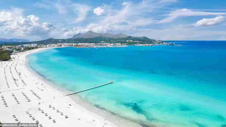 Playa de Muro, Majorca, Spain: Playa de Muro is a beach in Majorca that welcomes families with golden sands, shallow waters, and all facilities. Besides that, people enjoy snorkelling and paddleboarding here, while others simply lay under the shade of pine trees. (Image Source: Twitter/ thandojo)