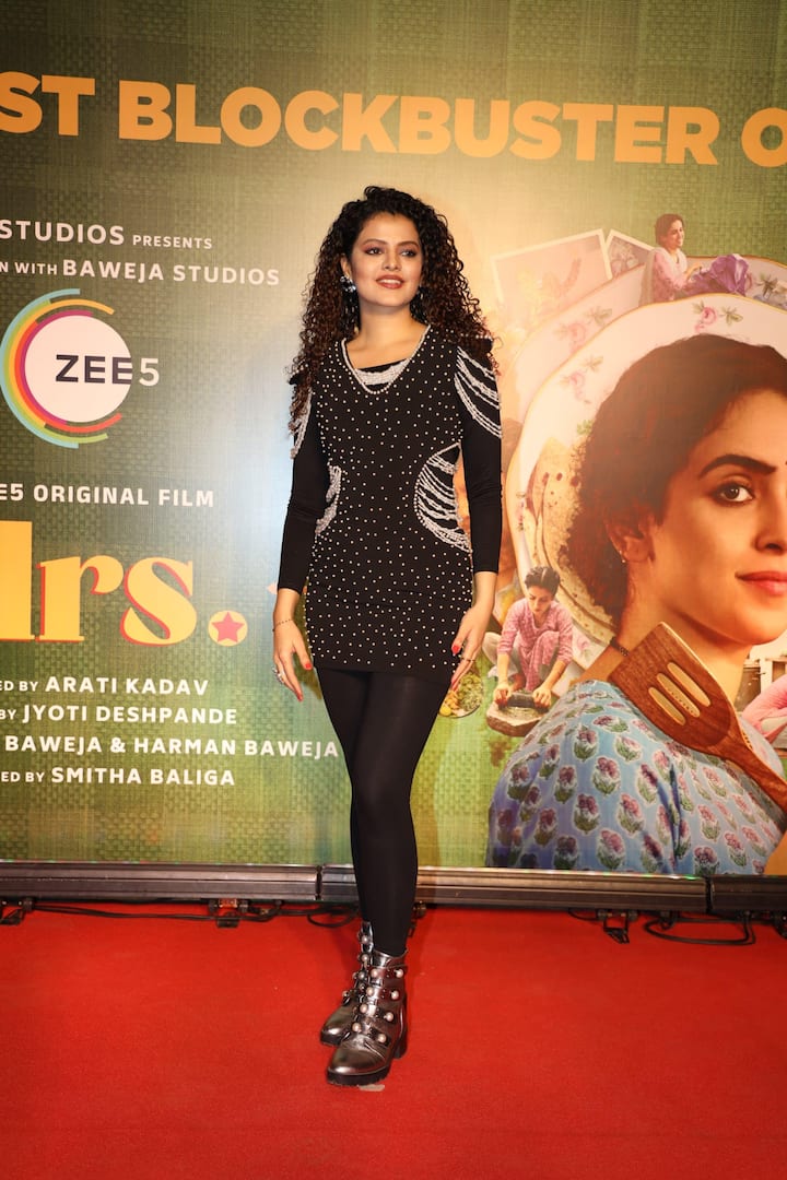 इस सक्सेस बैश में सिंगर पलक मुच्छल भी नजर आईं. वो ब्लैक कलर के आउटफिट में गॉर्जियस लग रही थीं.