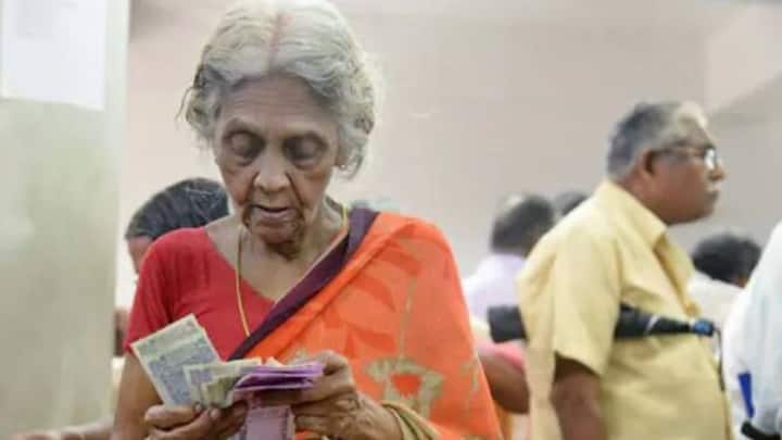 ১৮ বছর থেকে ১০০ বছর বয়স পর্যন্ত যে কোনো ব্যক্তি এই পেনশন স্কিমে নাম নথিভুক্ত করাতে পারেন।