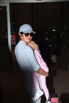 बेटी मालती को गोद में लिए हुए एयरपोर्ट पर स्पॉट हुईं प्रियंका चोपड़ा, स्माइल और स्टाइल के साथ दिए पोज