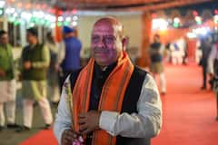 विधायक दल की बैठक में दूसरी लाइन में बैठी थीं रेखा गुप्ता, पलभर में बदल गया चेहरे का रंग