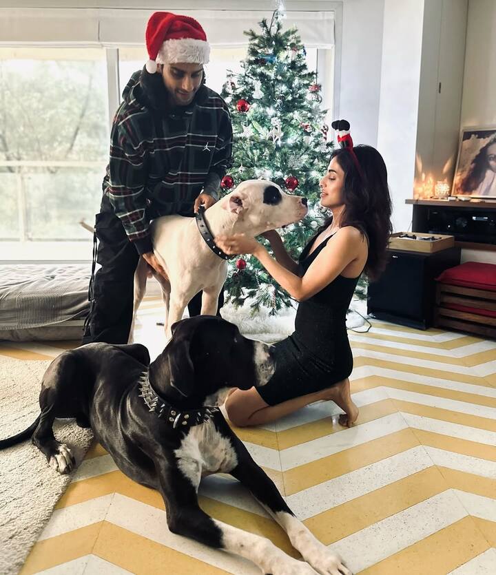 प्रतीक और प्रिया लंबे समय से डेट कर रहे थे. डेट करने के बाद दोनों शादी के बंधन में बंधे हैं. उनकी शादी की फोटोज सोशल मीडिया पर खूब वायरल हो रही हैं.