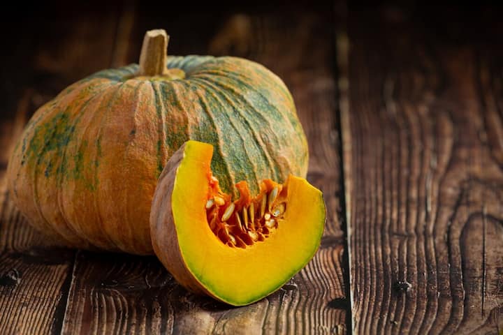 कद्दू (Pumpkin): पीला कद्दू विटामिन 12 का भंडार माना जाता है. इसके बीजों में भी ठूंस-ठूंसकर यह विटामिन भरा होता है. इसके अलावा कद्दू में ओमेगा-3 फैटी एसिड्स भी मौजूद होता है. इसे खाने से शरीर कई तरह की बीमारियों से बच सकता है.