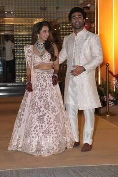 Aadar Jain Mehandi: आदर जैन की मेहंदी सेरेमनी में सज-धजकर पहुंचीं करीना कपूर, करिश्मा-रिद्धिमा भी छाईं