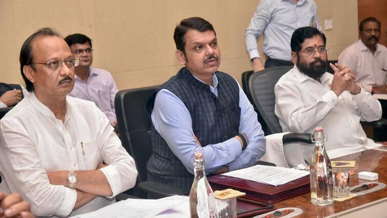 Maharashtra politics cm Fadanvis stops shinde contracts opposition raises doubts  મહારાષ્ટ્રના રાજકારણમાં મોટી ઉથલપાથલના એંધાણ!,  ફડણવીસે ફરી આપ્યો એકનાથ શિંદેને મોટો ઝટકો