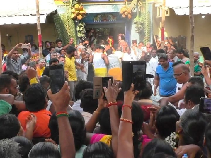 கரூர் அன்ன காமாட்சி அம்மன் ஆலய மாசித் திருவிழா; பூக்குழி இறங்கிய பக்தர்கள்