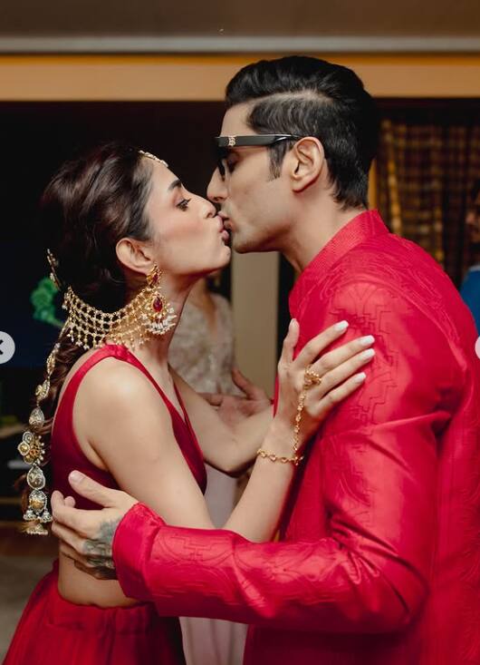 प्रतीक और प्रिया ने शादी की फोटोज शेयर की थीं. जिसमें प्रतीक की मासी और नानी-नाना नजर आए हैं. जिन्होंने प्रतीक को पाला है.