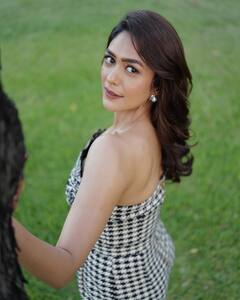 Mrunal Thakur: मृणाल ठाकूरचा लेटेस्ट लूक; सोशल मीडियावर फोटो व्हायरल!