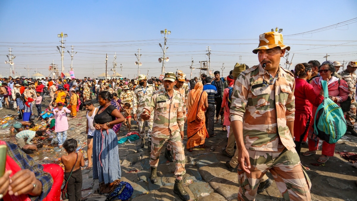 महाकुंभ: अलोपी बाग एंट्री पॉइंट पर चलती बाइक में लगी आग, चौराहे पर धू-धू कर जली, मची अफरा-तफरी