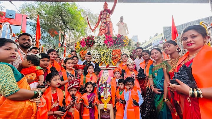 दुसरीकडे, छत्रपती शिवाजी महाराज यांच्या जयंती निमित्त केंद्र सरकारच्या दिशानिर्देशानुसार नागपूर महानगरपालिकेद्वारे ‘जय छत्रपती शिवाजी महाराज, जय भारत पदयात्रा’चे आयोजन करण्यात आले होते. या पदयात्रेत पालकमंत्री चंद्रशेखर बावनकुळे, पालिका आयुक्त, जिल्हाधिकारी इत्यादीसह इतर मान्यवर या कार्यक्रमात सहभागी झाले होते.