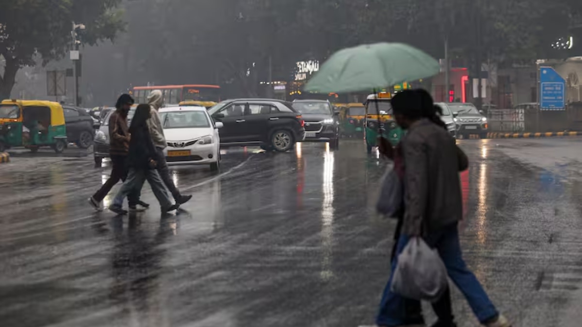 Delhi Weather: सावधान! दिल्ली में बारिश का अलर्ट, घर से बाहर निकलने से पहले बैग में रख लें ये सामान