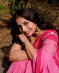 मैं भी गुलाबी, तू है गुलाबी.. सायली संजीवचा गुलाबी लूक; पाहा फोटो!