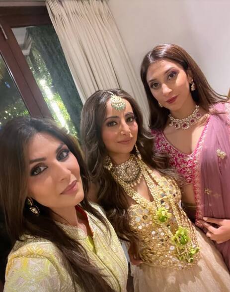 आदर और अलेखा अब ट्रेडिशनम वेडिंग करने वाले हैं. घर में शादी की धूम शुरू हो चुकी हैं. प्रीवेडिंग फंक्शन की तस्वीरें चर्चा में बनी हैं.