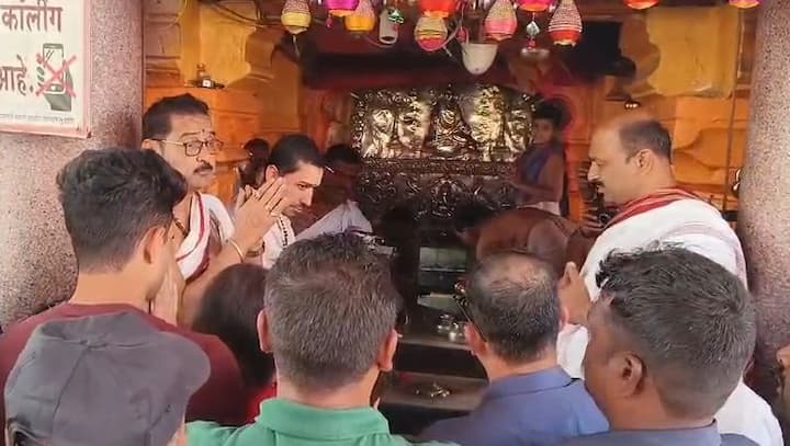 अंजली तेंडुलकर, सारा तेंडुलकर आणि अर्जुन तेंडुलकर दत्त महाराजांच्या चरणी लीन झाले.