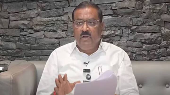 संजय राऊत यांनी संतोष देशमुख हत्या प्रकरणावर देखील भाष्य करत सुरेश धस यांच्यावर टीका केली.