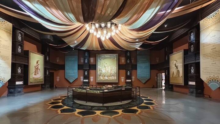 रामराज्य ते शिवराज्य अशी या शो'ची संकल्पना आहे. प्रेक्षकांसाठी हा टाइम मशीनमध्ये बसण्यासारखा अनुभव असणार आहे. रामराज्य ते शिवराज्य या शकडो वर्षांच्या इतिहासाचे टप्पे प्रेक्षकांना 36 मिनिटांत अनुभवता येणार आहेत. या शो'साठी नागरिकांना सहाशे रुपये तिकीट आकारण्यात येणार असून महापालिका शाळांमधील दोनशे रुपये सवलतीच्या दारात तिकीट उपल्बध असणार आहे. या शिवसृष्टीचे एकुण चार टप्पे असून त्यासाठी चारशे कोटींहुन अधिक खर्च येणार आहे.