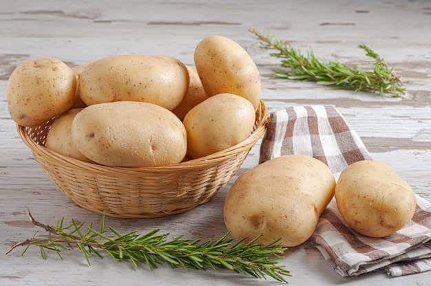 आलू (Potato): आलू ज्यादातर घरों में पसंद की जाती है. यह हर सब्जी के साथ यूज किया जाता है. आलू को सबसे सस्ती सब्जियों में से एक माना जाता है. इसमें विटामिन बी12 खूब पाया जाता है. आलू में पोटैशियम और फॉस्फोरस भी पाया जाता है, जो शरीर को मजबूती देने का काम करता है.