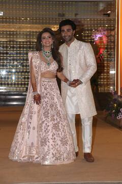 Aadar Jain Mehandi: आदर जैन की मेहंदी सेरेमनी में सज-धजकर पहुंचीं करीना कपूर, करिश्मा-रिद्धिमा भी छाईं