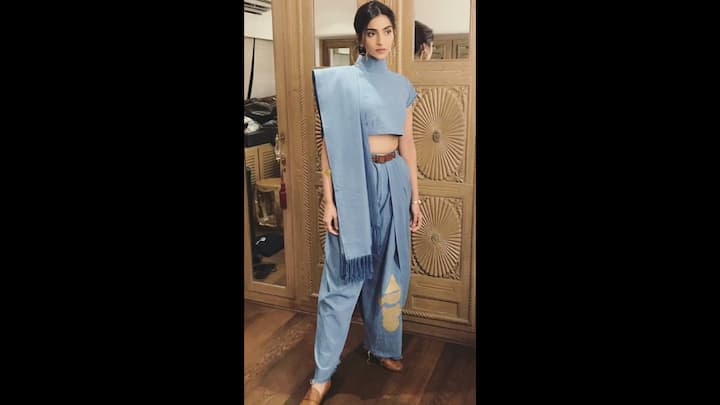 7. Sonam Kapoor: Sonam Kapoor spontaneously mixed the tradition with a contemporary style. He wore a flared denim trouser with plates and a front pallu, which gave a chic an Indo-Western look. The actress added her dress with a turtlene denim blouse and added a statement leather belt. She completed her look with Golden Abstract Earrings and Matching Bracelets. (Image Source: Twitter/@Filmfare)