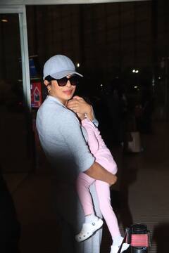 बेटी मालती को गोद में लिए हुए एयरपोर्ट पर स्पॉट हुईं प्रियंका चोपड़ा, स्माइल और स्टाइल के साथ दिए पोज