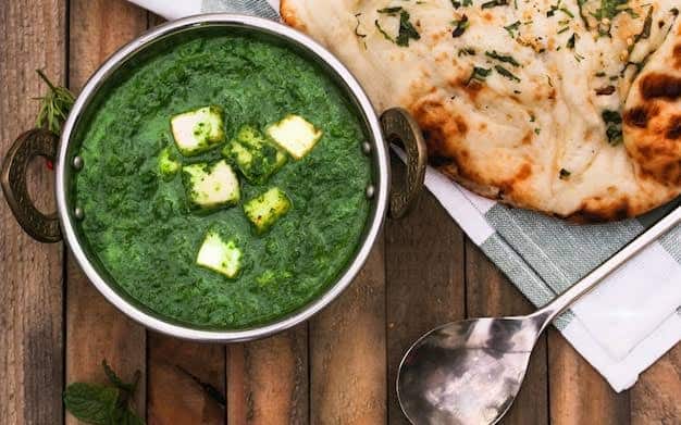 हरा साग (Greens): हरी पत्तेदार सब्जियों में विटामिन बी12 खूब पाया जाता है. पालक और केल में इसकी मात्रा ज्यादा पाई जाती है. इनमें पोटैशियम और एंटीऑक्सीडेंट्स भी पाए जाते हैं. इन्हें खाने से शरीर को ताकत मिलती है और मांसपेशियां मजबूत बनती हैं.