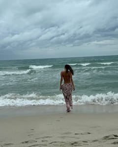 Look: ફ્લૉરલ બિકીનીમાં બીચ પર મૌની રૉયની નખરાંળી અદાઓ, ફિગર જોઇ ફેન્સ થયા પાણી-પાણી