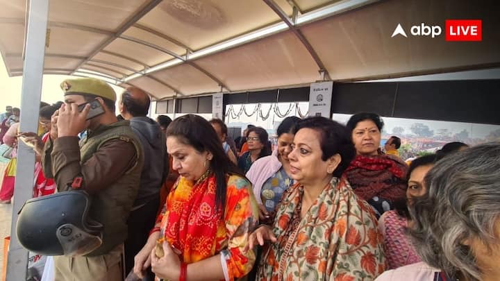 प्रयागराज महाकुंभ में त्रिवेणी संगम में स्नान करने के बाद नकवी परिवार के लोग लखनऊ के लिए रवाना हो गए.