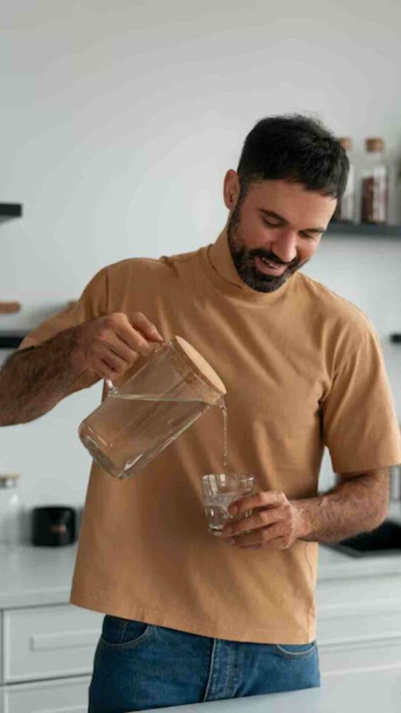 सुबह उठकर कितने गिलास गर्म पानी पीना चाहिए?
