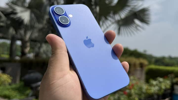 iPhone 16 को पिछले साल सितंबर में 79,900 रुपये की शुरुआती कीमत में लॉन्च किया था. ये 5 कलर ऑप्शन - अल्ट्रामाइन, ब्लैक, पिंक, टील और व्हाइट में आता है.
