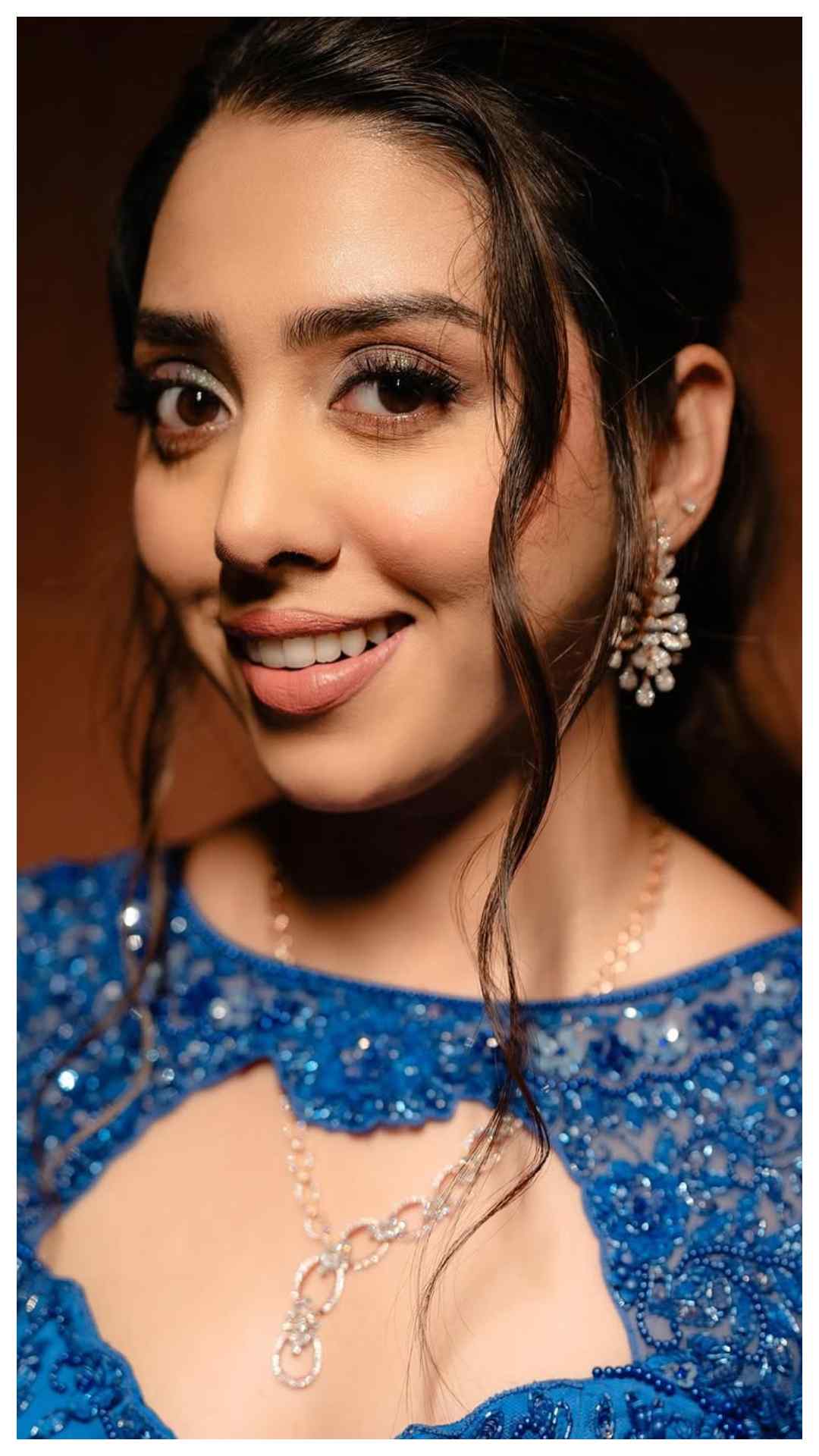 झील मेहता ने अपने संगीत में ब्लू कलर का बहुत ही खूबसूरत लहंगा पहन रखा है