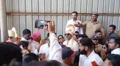 किल्ले रायगडावर छत्रपतींच्या छाव्याला पाहण्यासाठी चाहत्यांची झुंबड, विकी कौशलच्या फॅन्सला आवरताना कसरत, पहा PHOTOS