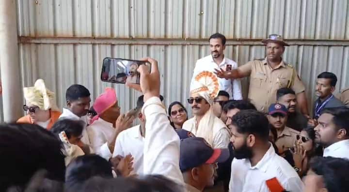 अभिनेता विकी कौशल किल्ले रायगडावर आज शिवजयंतीच्या पार्श्वभूमीवर छत्रपती शिवाजी महाराज यांचं दर्शन घेण्याकरिता आला होता