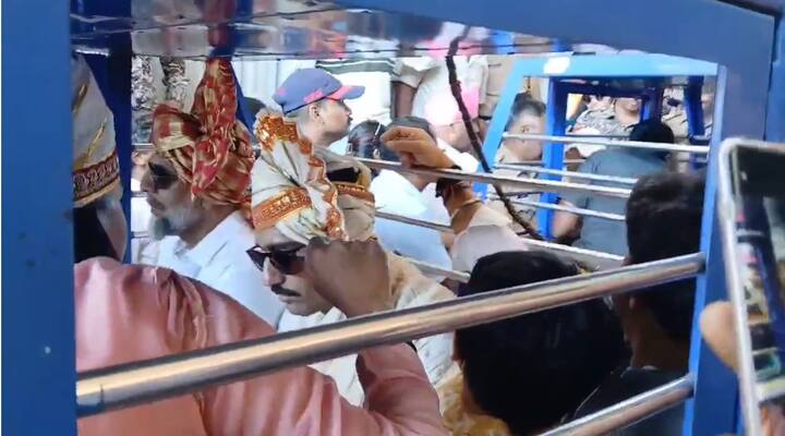 फोटोसाठी या चाहत्यांना आवरता आवरता मंत्री आदिती तटकरे आणि माजी आमदार अनिकेत तटकरे यांची मात्र चांगलीच कोंडी झाल्याचं पहायला मिळालं.