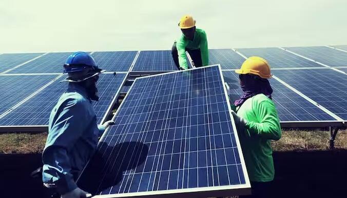 પરંતુ હવે ઘણા લોકો આ વીજળી બિલથી બચવા માટે એક નવી પદ્ધતિ અજમાવી રહ્યા છે. લોકો હવે પોતાના ઘરોમાં સોલાર પેનલ લગાવી રહ્યા છે. તેના ઉપયોગને કારણે અત્યાર સુધીમાં ઘણા ઘરોના વીજળી બિલ શૂન્ય થઈ ગયા છે.