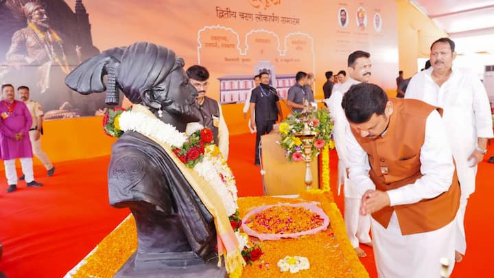 पुण्याच्या आंबेगाव भागात बाबासाहेब पुरंदरे यांच्या पुढाकाराने उभारण्यात येत असलेल्या शिवसृष्टीच्या दुसऱ्या टप्प्याचे लोकार्पण शिवजयंतीच्या निमित्ताने मुख्यमंत्री देवेंद्र फडणवीस यांच्या हस्ते करण्यात आले आहे.