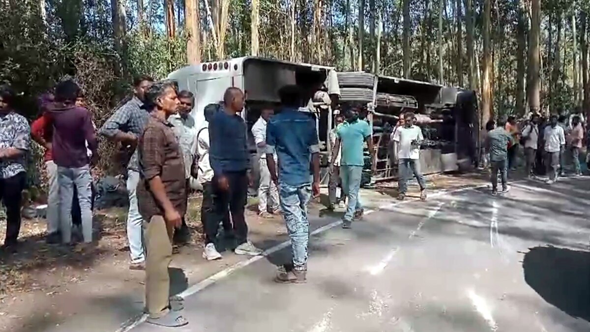 மூணாறில் சுற்றுலா பேருந்து கவிழ்ந்து விபத்து; தமிழகத்தை சேர்ந்த 3 பேர் உயிரிழந்த சோகம்
